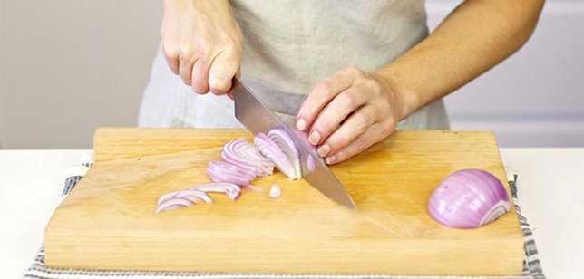 9- CLD KORUR VE PRZSZ YAPAR  <br>  Gl bir antioksidan olan Kuersetin ierii ile soan suyu, ciltteki krklar giderir ve cildin daha parlak grnmesini salar. Ayn zamanda serbest radikallerden de korumu olur. Yznze uygulayabileceiniz soan suyu maskesi yle hazrlanr: Yarm kak yourt ile bir kak soan suyu kartrlp yz ve boyun ksmna srlr. Bu ekilde on dakika bekledikten sonra ykanr. Haftada en az bir kez uygulamanz halinde faydasn grebilirsiniz.