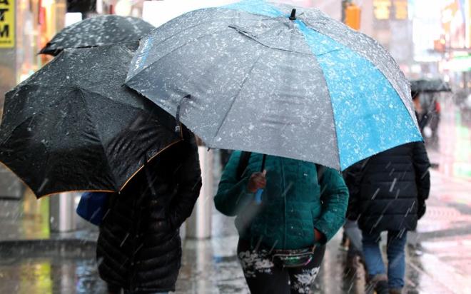 Ankara'da yln ilk kar ya<br>  Ankara bu k mevsiminin ilk kar yan yarn alacak. Meteoroloji uzman Ahmet Uar, bakente ilikin u bilgileri verdi:  -ehir merkezinde yeterli souma salanamayaca iin yerde tutmayabilir veya karla kark yamur eklinde olur. Tahminimce 1000 metre rakm zeri yerlerde kar yaacak ve rtde yapacaktr.