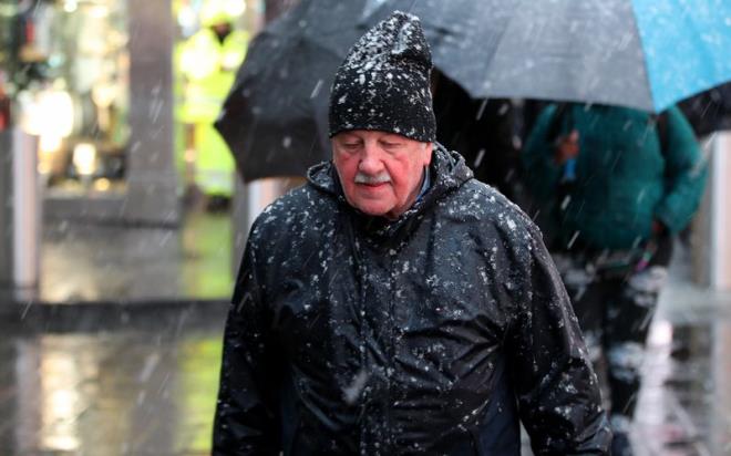 Meteorolojiden gelen son verilere gre hava scakl yarndan itibaren lke genelinde hissedilir derecede azalacak ve mevsim normallerinin altna inecek. Scakln dmesiyle birlikte i anadolu ve dou anadoluda etkili kar ya balayacak. Meteorolojinin yaynlad 5 gnlk hava durumu tahminine gre kar ya cumartesi gn yurdu terkedecek.