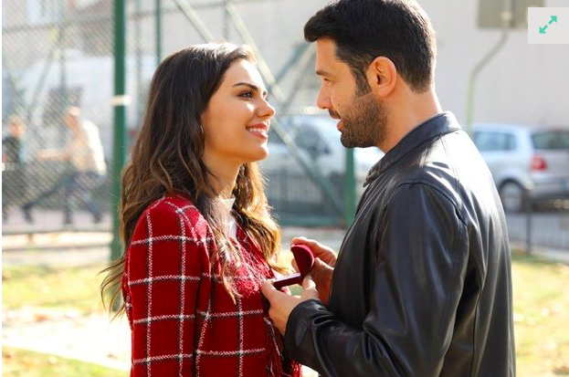 ATV'nin en ok izlenen dizilerinden birisi olan Kimse Bilmez'den fla bir haber geldi. Dizide Uygar Sarkaya karakterine hayat veren baarl oyuncu Engin Hepileri diziden ayrlacan duyurdu. Hatta dizinin kt adam baka bir dizi ile oktan el km bile1