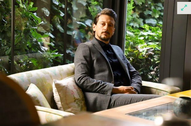 Baba Yapm ile 26 blm anlamas olan oyuncu senaryo gerei kadrodan ayrldn duyurdu. Bu arada Engin Hepileri TV8 ekranlarnda yaynlanacak ?Evim? dizisinden gelen teklifi de kabul etti.