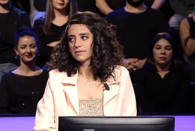 Kocaeli niversitesi Hukuk Fakltesi mezunu olan ve yedi yl avukatlk yaptktan sonra farkndalk koluu, kuantum terapistlii ve uluslararas nefes terapistlii eitimleri alan Sylemez, ''Ulusal ve uluslararas projeler gelitirdim. Bunlardan biri de koulsuz sevgi davas, kendi ebeveynlerime aacam. Paray bulunca aacam'' dedii szleriyle sosyal medyada tartmann fitilini ateledi.