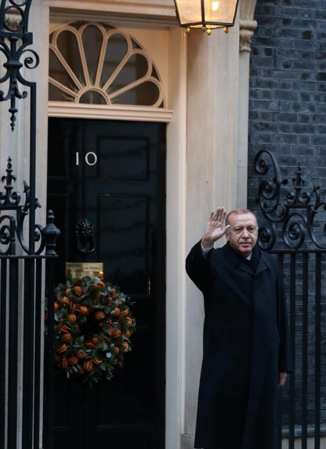 ZRVE SONA ERD<br>  Cumhurbakan Recep Tayyip Erdoan, ngiltere Babakan Boris Johnson, Fransa Cumhurbakan Emmanuel Macron ve Almanya Babakan Angela Merkel'in katlmyla gerekletirilen Suriye konulu Drtl Zirve sona erdi. Zirve yaklak bir saat srd. Zirve sonras konuan Cumhurbakan Erdoan, "Zirve gayet iyi geti" dedi.