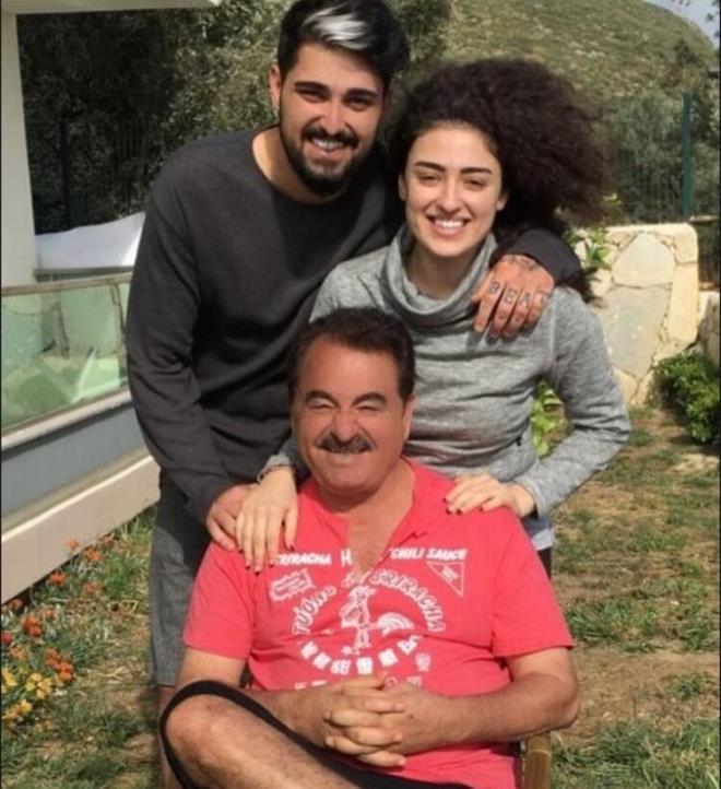 u sralar babasnn eski arklarn cover?lad yeni bir almas olduunu ifade eden arkc ?imdi bizim yeni projemiz var, babamn arklarn cover yapyoruz. Sonra evlilik istiyoruz? diye konutu.