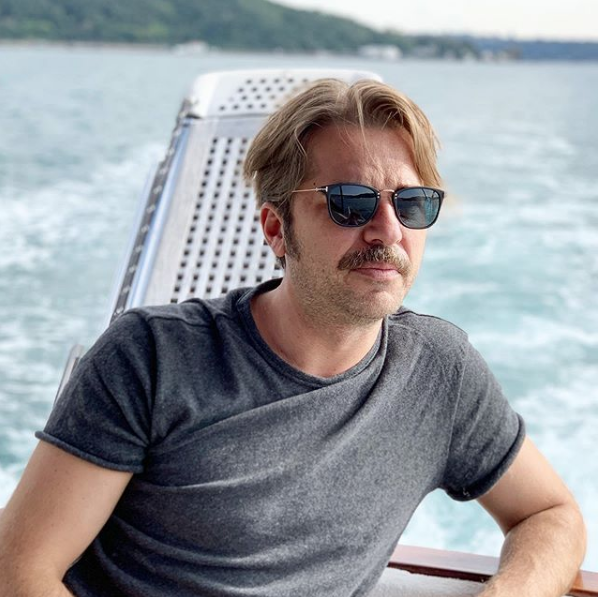 te yandan 1970'lerin Trkiye'sinde geen, barollerinde Engin Altan Dzyatan ve Burin Terziolu'nun olduu Kurun dizisi, FOX TV ekranlarnda iddial bir balang yapm, ekran yolculuuna byk umutlarla balamt. Ancak son haftalarda reytinglerde byk d yaayan dizi, ekranlara fla bir ekilde veda etme karar ald.