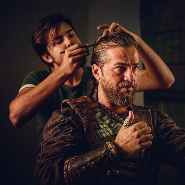 TRT 1 ekranlarnda yaymlanan Dirili Erturul dizisindeki oyunculuuyla herkesi mest eden Engin Altan Dzyatan, yeni sezona FOX TV ekranlarnn yeni projesi Kurun dizisiyle geri dnm, Burak zivit'in barol ald Dirili Erturul'un devam niteliinde yaymlanan Kurulu Osman dizisinde yer almamas hayranlarn hayal krklna uratmt.