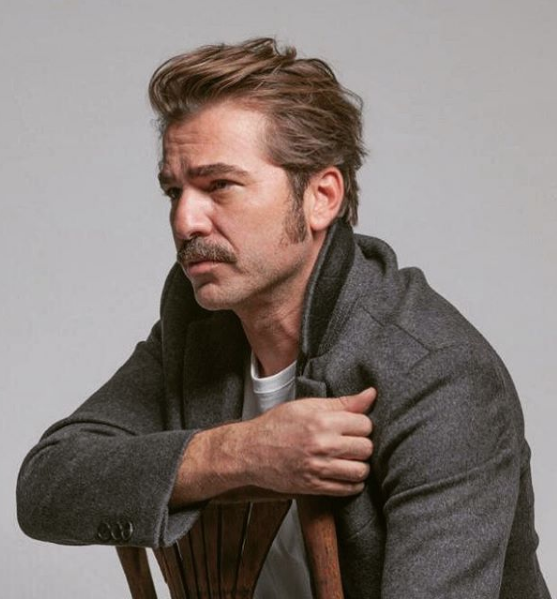 Orhan ve Leyla'nn ak 70'lerin renkli mahalle kltr ve karanlk yer alt dnyas arasnda savruluyor.