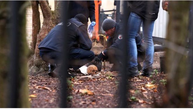 Almanya'da yaymlanan Bild gazetesinde yer alan habere gre, inaat almalar srasnda topraa yaklak 30 santimetre gml bir insan iskeleti bulundu.
