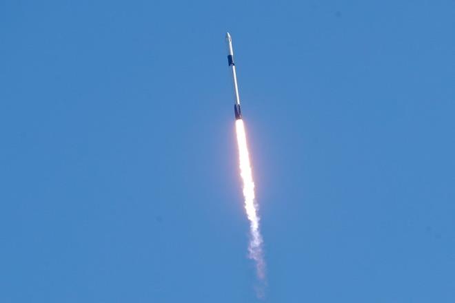 SpaceX, "Ticari kmal Hizmetleri" program kapsamnda Dragon kargo mekiiyle UU'ye ikmal malzemeleri tayor.