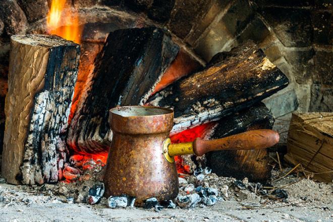 Peki hem Trk kahvesi hem de genel olarak kahve hakknda neler biliyorsunuz? te ok aracanz baz ilgin gerekler?  <br>ncelikle unu belirtelim: Trk kahvesi biroumuzun bildiinin aksine zel bir kahve tr deil bir kahve piirme teknii. Sadece Trkiye?de deil, gemite Osmanl mparatorluu?nun hkm srd ok geni corafyada kahve genellikle hep bizde olduu gibi bir cezve iinde piiriliyor ve telvesiyle birlikte servis ediliyor.