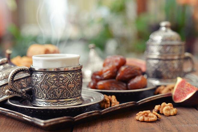 Bu nedenle kahve kelimesi de birok dilde ok benzer ekillerde kullanlyor. Arapa ?kahva?dan Trkeye ?kahve? olarak geen bu iecei Hollandal tacirler ?koffie? olarak tanyp btn dnyaya yayyor. ngilizce coffee, Franszca caf gibi kelimelerin de kkeni Arapa.