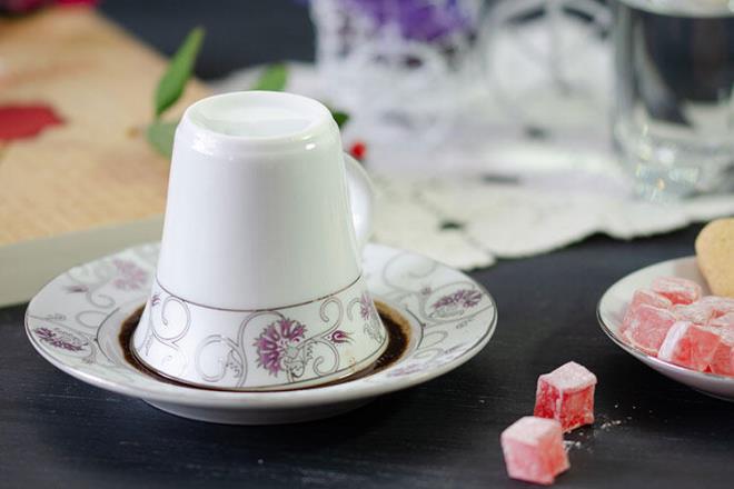 Bir dier ritel de elbette kahve fal? Dnyada ay yapraklarna bakarak fal bakma adeti baka toplumlarda da mevcut ancak kahvenin telvesinden gelecek okuyanlara pek rastlanmyor