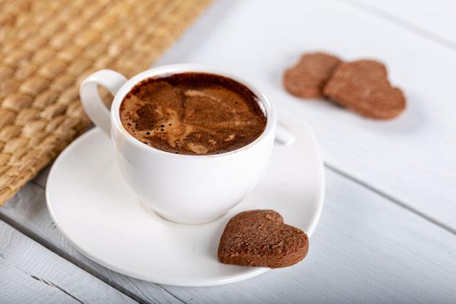 Kahveyle ilgili bir dier ritel de kz isteme merasimlerindeki tuzlu kahve. Bugn neredeyse btn damat adaylarna tuzlu sunulan kahve gemite yine bir mesaj vermek iin kullanlyordu. Gelin aday kahveyi tuzlu yaparsa damad beenmediini, ekerli yaparsa da damad beendiini ifade etmeye alyordu.