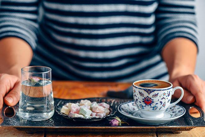 ddiaya gre misafire kahve suyla ikram edildiinde misafir ilk olarak kahveden ierse tok, sudan ierse a olduunun iaretini veriyordu. Kahveden nce su ien misafirler iin sofra kuruluyordu. Ancak elbette asl neden kahve imeye balamadan nce suyla dili dama daha nce yenmi iilmi olan gdalarn tadndan arndrp kahvenin lezzetinin iyice hissedilmesini salamak.