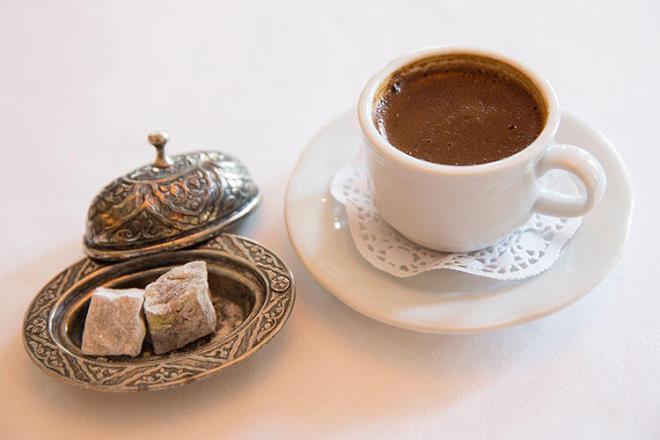 Kahvenin yannda ikram edilen lokumun da benzer bir grevi vard. Eer eve gelen misafir kahvesini itikten sonra yannda gelen lokumu da yerse bu ev sahibinin kendisini arlamasndan memnun olduu anlamna gelirdi. Eer lokumu yemez de tabakta brakrsa bu arlan biiminden memnun deil demekti.