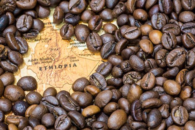 Hatta kahve kelimesi de o zamanlar Habeistan olarak bilinen Etiyopya?daki Kaffa blgesinden geliyor. Etiyopya?dan Arabistan Yarmadas?na yaylan kahve, 1517 ylnda Yemen Valisi zdemir Paa tarafndan stanbul?a getirildi.