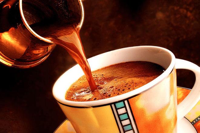 stelik Trk kahvesinin kp sadece sunumda bir klk yaratmyor. Ayn zamanda kahvenin zerinde bir tabaka oluturarak kahvenin daha uzun sre soumadan kalmasn salyor. Yani ne kadar youn kpk o kadar scak kahve? Trk kahvesi fincan da ince kenarl ve kk olduundan kahve daha ge souyor.