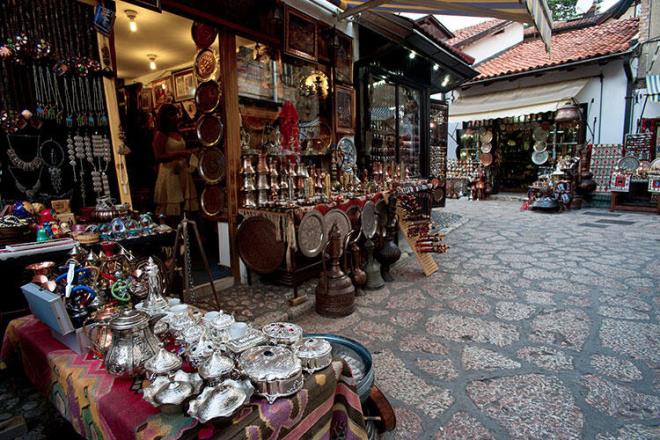 Trk Kahvesi nasl yaplr?<br>Hatta en byk Trk kahvesi piirme rekoru Bosna Hersekli Malik Cabaravdic?e ait. Guinness Rekorlar Kitab?na gre, Cabaravdic, Temmuz 2004?te 1,24 metre boyunda, taban 95 santimetre olan cezvede 615 litre kahve piirdi.