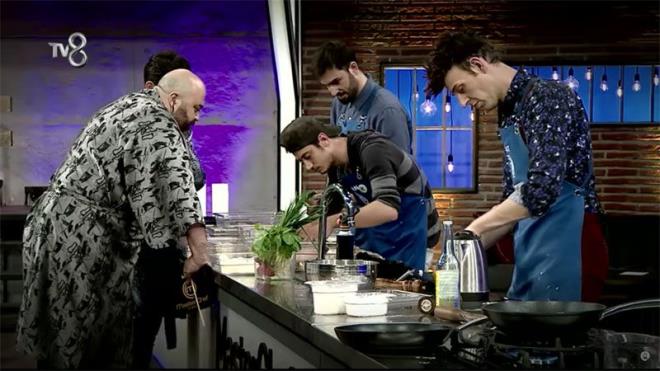 Krmz takmn 3 kii, mavi takmn 4 kii yart haftada, son oyun iin Japon mutfann seilmi olmas izleyici tarafndan 'hakszlk' olarak yorumland. Zira 4 kiilik mavi takmn kaptan Alican bir sui ustas. Bu adan bakldnda krmz takm hem bir eksikle hem de sui ustasna kar yarm olacak.