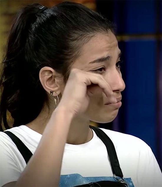 Yarmann favori isimlerinden biri olarak grlen Cemre hakknda Masterchef'ten gittiine dair sylentiler kmt. Instagram hesabnda yapt paylamlar onun ABD'de olduunu ortaya koymutu. Masterchef'in bu haftaki blmnde Cemre'nin eleme potasnda olmas ve ruh hali, 'Cemre gitti' sylentilerini krkledi.