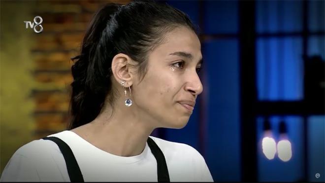 Cemre Uyank neden alad?<br>  Masterchef yarmasnda bu gece elemeye krmz takmn kaptan olan Cemre Uyank'n gzyalar damga vuracak. Babasz byyen ve annesi ve kz kardeiyle yaayan Cemre Uyank, Mehmet Yalnkaya tarafndan hep 'dik bal' olarak niteleniyordu. Gl bir kiilik olarak dikkat eken Cemre bu gece gzyalarna boulacak.