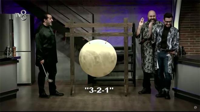 TV8 yemek yarmas Masterchef'te nefes kesen bir eleme gecesi var. Bilindii gibi 16 yarmac iinden son 7'ye en gl ve favori isimler kald. Haliyle bu gl isimlerin yer ald eleme potasnda kran krana bir sava yaanacak. Master ef'te son eleme aday  bu akam saat 20.00'da yaplacak oyunla ortaya kacak. Geceye ise eleme potasnda olan Cemre'nin szleri ve gz yalar damga vuracak.