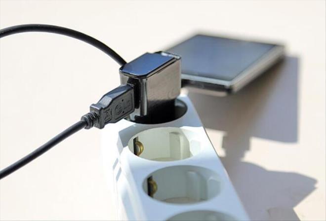 Cep telefonunun arj fiini ektin mi?<br>  BNA yaltm, verimli aydnlatma deiimi, izolasyonu olmayan pencere deiimi, elektrikli ev aletlerinin verimli olanlarnn tercihi, oda termostat veya scaklk kontrol uygulamas, at izolasyonu gibi uygulamalar enerji tasarrufunda nemli rol oynarken, elektrik faturalarnn da ykselmesini engelliyor.