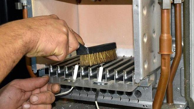 Evin iindeki kalorifer peteklerinin n ak olmal. Her yl mutlaka kombi bakm yaptrlmal, s yaltml binalarda kombinin stma iin daha az alaca unutulmamal.