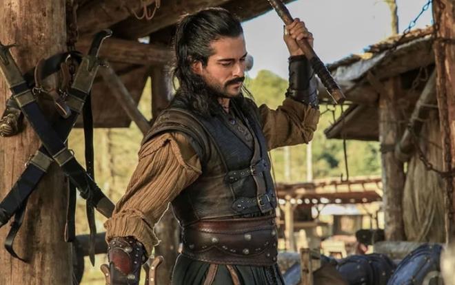 ATV ekranlarnda Burak zivit'in barol oynad Kurulu Osman dizisinde skandal bir hata yaand, bu hata, izleyicinin gznden de kamad.