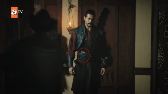 Senaryosu ve oyuncu kadrosuyla byk beeni toplayan dizideki bir hata ise baz izleyicilere pes dedirtti. Burak zivit'in kuanda telefonu fark eden izleyiciler, sosyal medyadan dizi ekibini eletiri yamuruna tuttu.