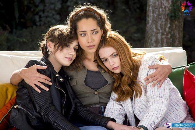 Barollerini Ece Uslu, Emre Knay, Melis Sezen, Sevda Erginci ve Sekin zdemir gibi nl isimlerin paylat dizide getiimiz hafta senarist deiiklii yaanmt. Funda Alp'ten alnan senaryo, Gl Abus'a devredilmiti.