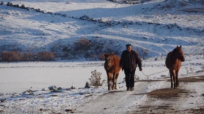 Yerli ve yabanc turistleri doal gzelliklere sahip olan gl grmeye ve kefetmeye davet eden Akgn, ??Buras Grcistan snrnda bulunan Hozapin (Akta) Gl. Havalarn soumas nedeniyle gln yzeyi tamamen buz tuttu. K turizmi asndan gelip grlmesi gereken yerlerden birisi Akta Gl. Grcistan snrnda olmas, sahip olduu doal gzellikleri, evresinde ve ierisinde yaayan bitki ve deiik hayvanlaryla henz bozulmam doal evre yaplarn grmeye herkesi davet ediyoruz. Buras sakin bir ortama sahip ve her taraf beyaz rtyle kapl, souun hissedildii gzel bir gl ve bu nedenle buralar grmeye buyursun gelsinler?? eklinde konutu.