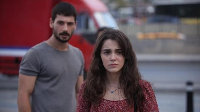 Deniz Can Akta ve Hafsanur Sancaktutan'n barollerinde yer ald "Ak Alatr" dizisisinin 16. blmde ekran macerasnn son bulaca renildi.