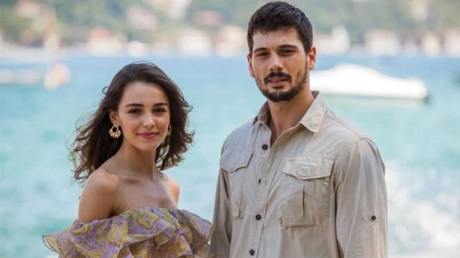 Yapmcln MF Yapm ve Asena Blblolu'nun stlendii "Love That Makes You Cry" dizisinden uyarlanan 'Ak Alatr'n ynetmen koltuunda Gken Usta oturuyordu.