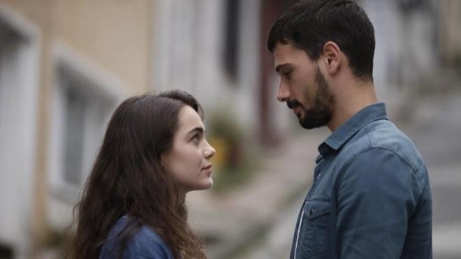 Dizide taradan stanbul'a g edip tek bana kalmaya alan genlerin vicdan ve aklar arasnda kalarak yaadklar atma konu ediliyor.