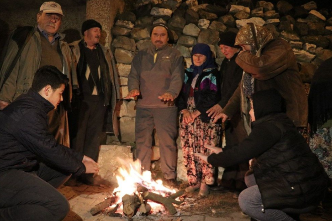 Kentte pe pee meydana gelen 23.14'te 4,6, 23.24'te de 4,3 ve 23.46'daki 4,0 iddetindeki depremleri en ok hisseden Alteyll ilesi krsal Akaky Mahallesi sakinleri dar karak ate yakp snmaya alt.