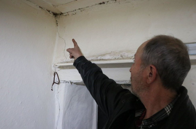 Baz evlerde de kk atlaklklarn olduu grlrken, mahalle sakinleri geceyi darda geiriyor. Mahalle Muhtar erafettin Demirci, yapt aklamada, depremden dolay bir tahribat olmadn syledi.