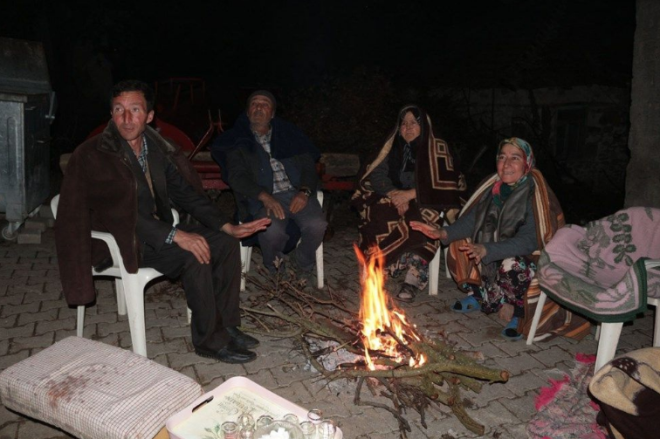 Vatandalarn biraz tedirgin olduunu belirten Demirci, "nallah bir daha olmaz, Allah'tan tek temennimiz bu. Deprem esnasnda maalesef yapacak bir ey olmuyor, takdir Allah'a kalm. Kymzdeki eski evlerde birka atlak var, baka da bir skntmz yok." diye konutu.