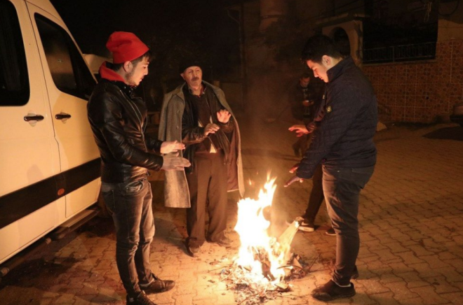 Vatandalardan Hatice Babacan ise depremde ok korktuklarn belirterek, kydeki baz kiilerin kent merkezine gittiini, deprem annda hibir ey yapamadklarn ve geceyi sokakta geirdiklerini syledi.