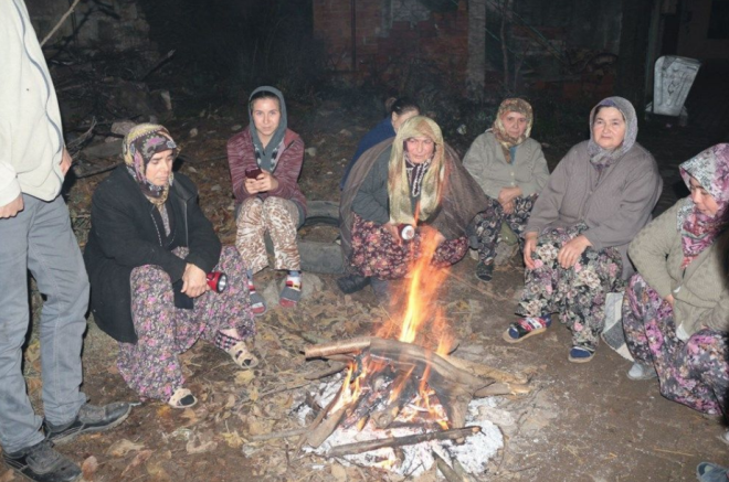 Mahalle sakinlerinden kr Gurbak da depremi ok iddetli hissettiini dile getirdi.  Geceyi sokakta geirdiklerini anlatan Gurbak, "Evlere gidip uyuyamyoruz. Kymzde ufak tefek atlaklar haricinde yok. imdi de dardayz atein banda. AFAD, belediye, jandarma Allah raz olsun geldiler halimizi hatrmz sordular gittiler" dedi.