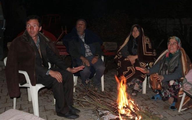 BALIKESR'de meydana gelen 4,6 byklndeki merkez ss krsal Akaky Mahallesi sakinleri, geceyi darda ate banda geirdi.