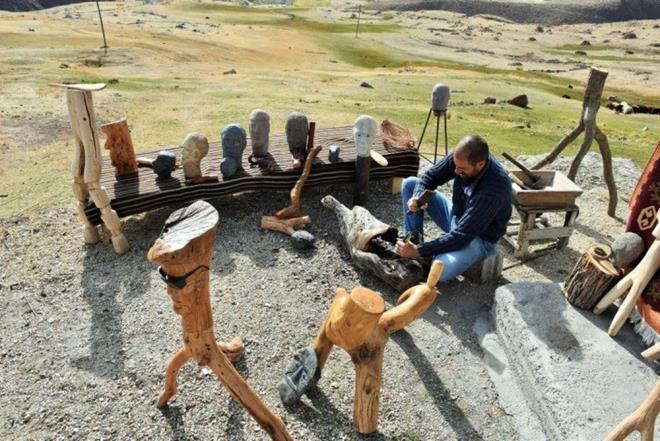Yaln, yapt aklamada, koyunlar otlatt srada grntsnden etkilendii bir ta ilemeye balamasyla heykele olan ilgisinin baladn syledi.