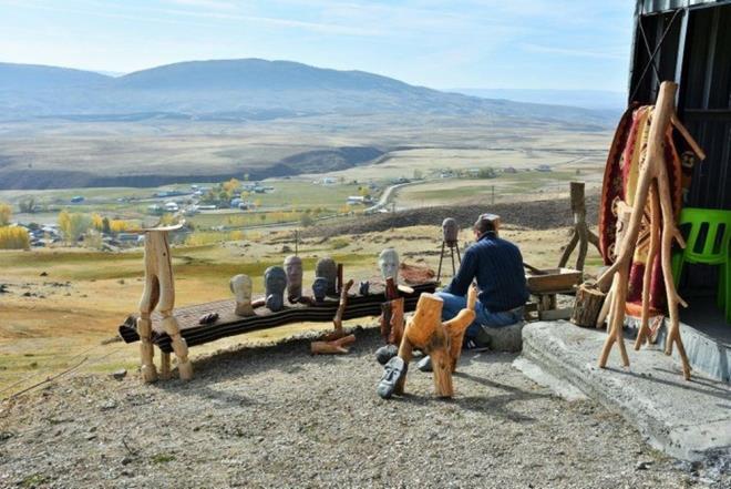 Kimi zaman dada, kimi zaman da kydeki evinin nnde heykel yaptn anlatan Yaln, unlar kaydetti: "4 yl nce obanlk yaparken bir ta grdm, sanki 'ben sradan bir ta deilim' dercesine dikkatimi ekti. Onu alp ilemeye baladm ve o gnden sonra aatan, tatan ve birok atk malzemeden heykel yaptm. Koyunlar otlatrken talara ve aalara hi kimsenin bakmad adan bakyorum. Bir yz veya objeye benzettiklerimi alp iliyorum. Baz aalar bana 'yanp kl olmak istemiyorum' diyor sanki. Frna ekmek almaya gittiimde grdm bir aa dikkatimi ekti. Frncdan ona heykel yapmak iin istedim. Frnc nce gld, sonra aac verdi. O aatan gzel bir heykel yaptm."