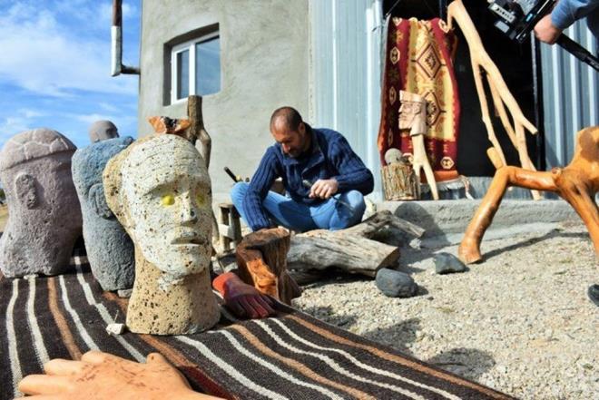 evresindeki genlere aresiz olmadklarn, istediklerini yapabileceklerini gstermeye altn belirten Yaln, "Bize imkan verilmiyor" cmlesinin arkasna taklmadan, bir aa yaprandan bile ok gzel eylerin retilebileceini anlatmak istediini dile getirdi.