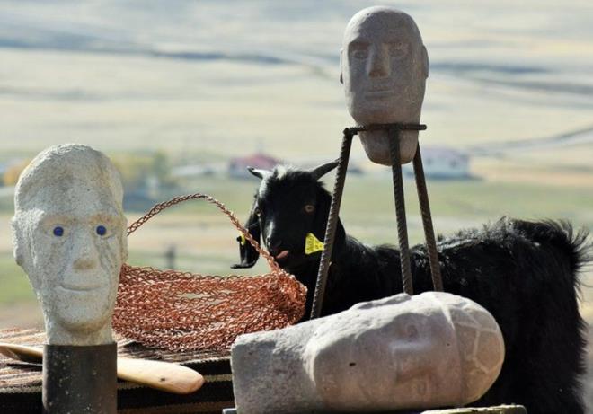 Koyunlar otlatrken ayn zamanda ta ve aalar birer sanat eserine dntren Yaln, yeterli sayda heykel yaparak kyde ilk sergisini amann hayalini kuruyor.