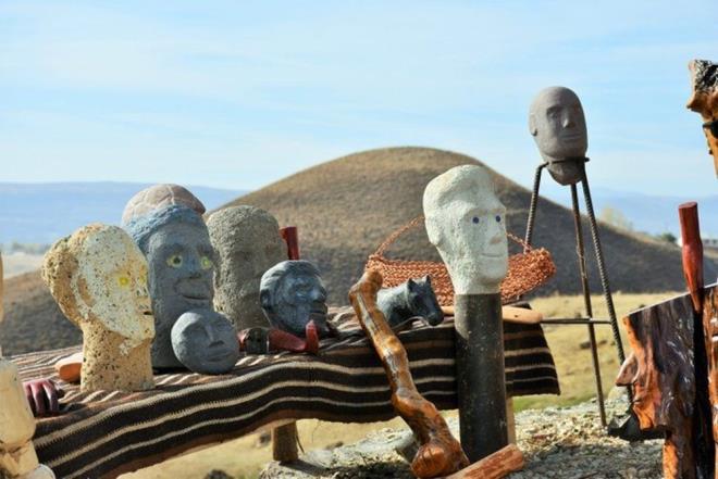 lk zamanlar kydekilerin kendisini eletirdiini aktaran Yaln, "eitli objeler, heykeller yaptka onlarn da dikkatini ekti. Her gn gelip yaptm ilere bakmaya baladlar. Ben yaptka onlar benim ne yapmak istediimi anlad. Yeteri kadar eser yaptktan sonra, nce kymde sonra da kentte sergi amay hayal ediyorum." ifadelerini kulland.