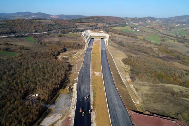 Viyadk yapm almalarnda ise 44 bin 522 metre uzunluunda 52 adet viyadk tamamlanarak kullanma alnrken, 11 bin 544 metrelik kesimde almalar devam ediyor.