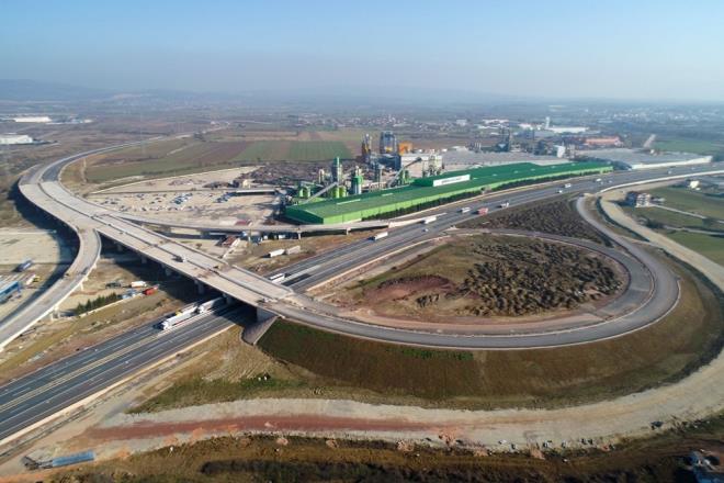 2 TNEL VE 52 VYADK KULLANIMDA  <br>  Otoyol projesi kapsamnda, toplam 32 bin 379 metrelik 10 tnel, 56 bin 66 metrelik 69 viyadk bulunuyor. 2 bin 968 metre uzunluundaki 2 tnel hizmete sunulurken, kalan 29 bin 411 metrelik kesimin 25 bin 108 metresinde kaz almalar tamamland.