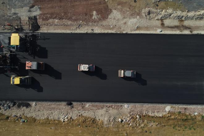 stanbul'un evre illere ve Ege Blgesi'ne eriimini kolaylatracak  Kuzey Marmara Otoyolu'nda bugne kadar 2 tnel ve 52 viyadk kullanma sunularak otoyolun yzde 85'i tamamland. Projenin 2020 sonuna kadar trafie almas planlanyor. <br>    stanbul, Kocaeli ve Sakarya hattnda ina edilen ve bugne kadar yzde 85 fiziki ilerleme salanan 398 kilometre uzunluundaki Kuzey Marmara Otoyolu Projesi'nde almalar devam ediyor.