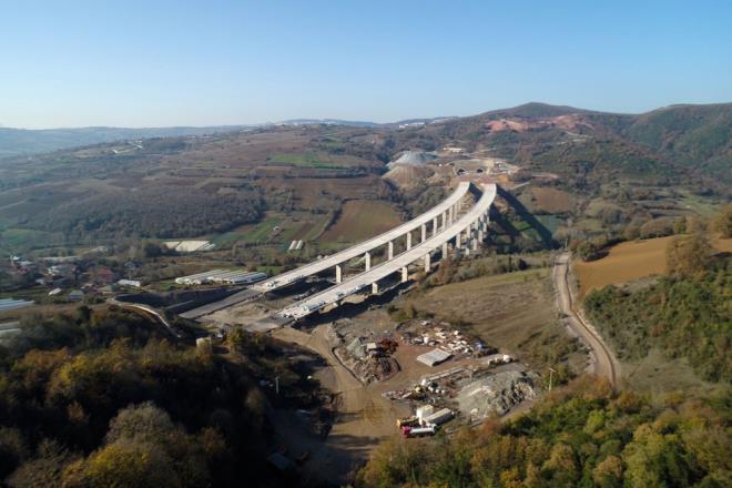 Otoyol gzergahnda bulunan yerlerde hava kalitesi, grlt lmleri, su ve toprak kalitesi lmleriyle fiziksel evre almalar yaplyor.